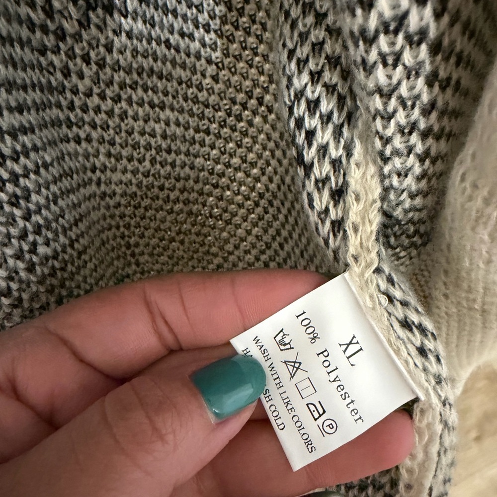 Chic Heart Patterned Cardigan - Picture 3 of 4